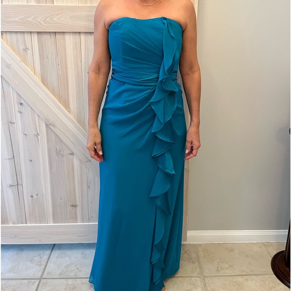 This stunning turquoise bridesmaid dress was only worn once. - Picture 1 of 2